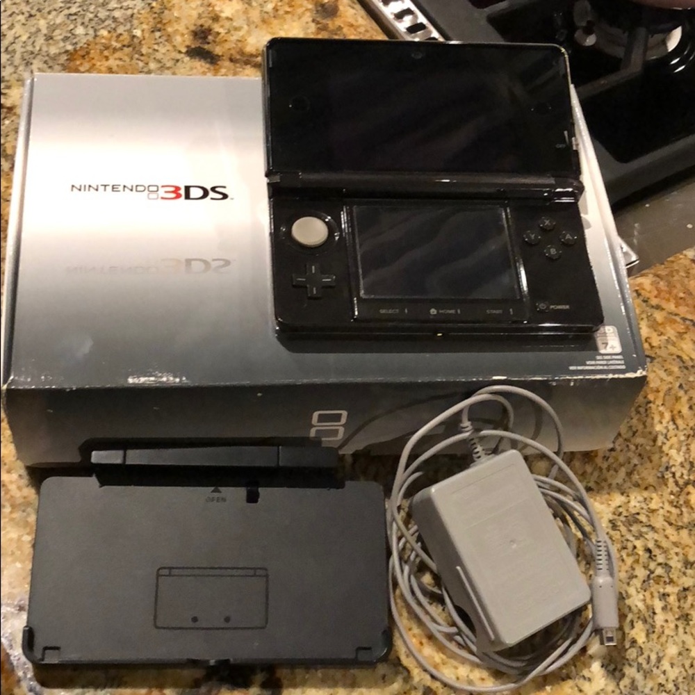 Black Nintendo 3DS w/ Charging Station & Free Game